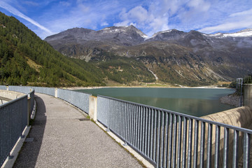 Staumauer am Neves Stausee in Südtirol, Italien