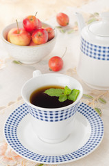 black tea with mint and apples