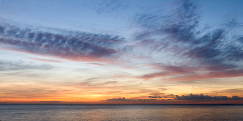 Naklejka premium Fine orange and blue sunrise on the beach