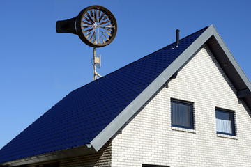 Windrad Kleinwindanlage auf Einfamilienhaus