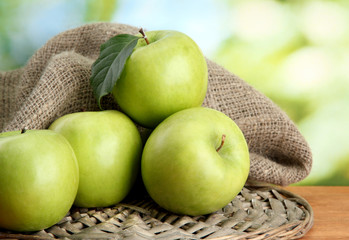 Ripe green apples with leaves