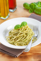 Spaghetti mit Basilikumpesto