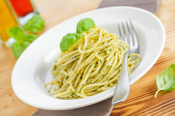 Spaghetti mit Basilikumpesto