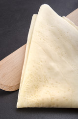 hausgemachte Crepe und ein Holzspatel