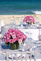 Fototapeta na wymiar Wazon róż na stole na weselu