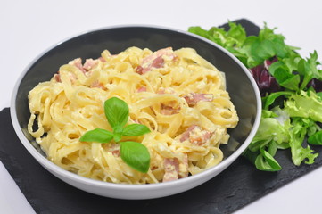 Tagliatelles à la carbonara et salade