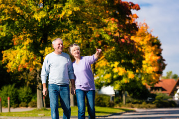 Senioren im Herbst auf Spaziergang in Natur