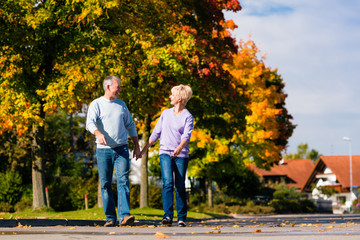 Obraz premium Senioren im Herbst auf Spaziergang in Natur