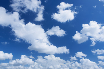 Fototapeta na wymiar Błękitne niebo i chmury we wrześniu