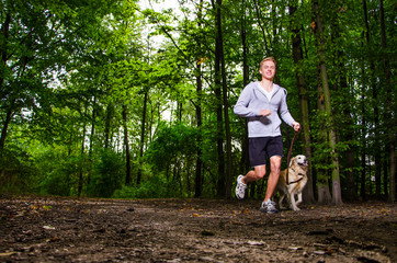 mann geht mit seinem hund joggen