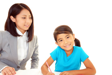 勉強を楽しむ笑顔の女の子