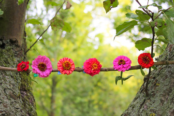 bunte Blümchenkette am Baum
