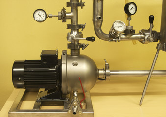 Pump, connecting pipes and control elements