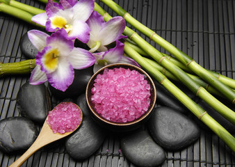 Obraz na płótnie Canvas Pink salt in bowl with thin bamboo grove and orchid on mat