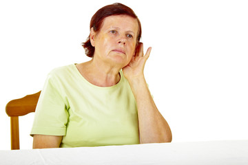 Schwerhörige Seniorin