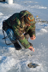 Fototapeta na wymiar Man on winter fishing 34