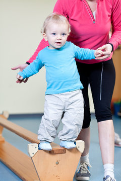 Junge auf Balken