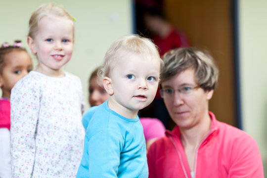 Kinder in Turnhalle beim Turnen