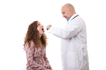 Doktor konntroliert den Hals