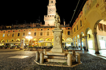 Vigevano, Italia - portici di Piazza Ducale