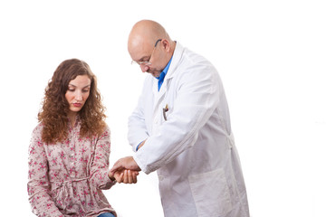 Doktor misst Puls