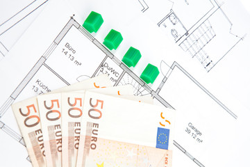 Häuser mit Bauplan und Banknoten