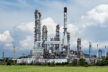 Fototapeta na wymiar rafineria ropy przeciw błękitne niebo