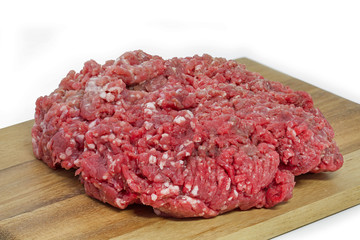 Rohes Hackfleisch auf einem Holbrettchen