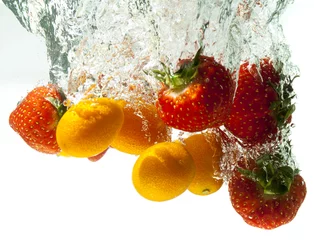 Papier Peint photo autocollant Éclaboussures deau Kumquarts aux fraises et mini oranges éclaboussant