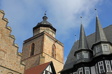 Fototapeta na wymiar Alsfeld: wieże i dzwonnica z ratusza (Hessen)
