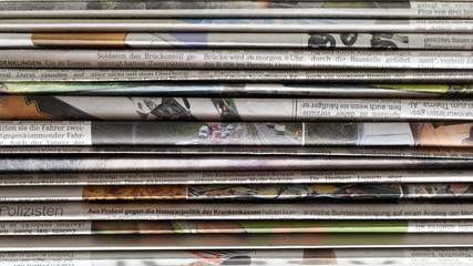 Ein Stapel alter Zeitungen