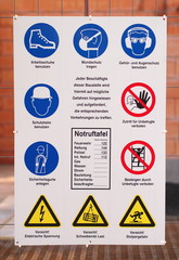 Gefahrenzeichen warnen vor Baustellenunfällen