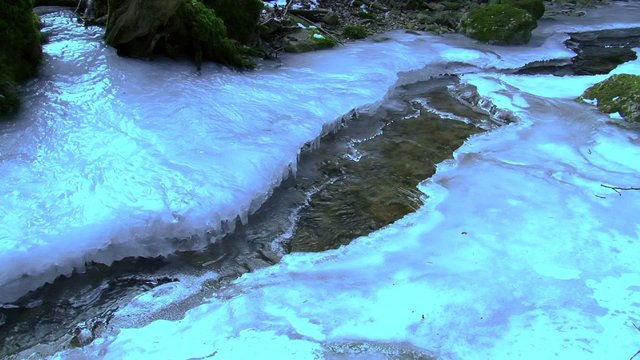 Wegen winterlicher Eisesk&auml;lte zugefrorener Bach