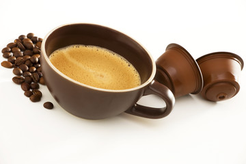 Fototapeta premium Tazza di caffè con chicchi e capsule