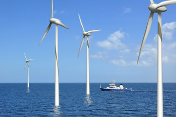 Windräder auf See mit kreuzendem Schiff