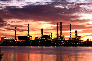 Obraz premium Oil Refinery plant area morning
