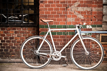 Fototapeta na wymiar Miasto rower na ścianie czerwony, styl vintage