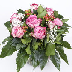 Rosenstrauß auf Weiß