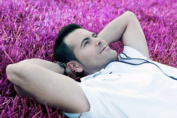 retrato de hombre tumbado en la hierba