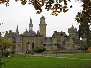 Fototapeta na wymiar Schloss Löwenburg im Herbst, Kassel