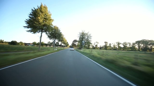 Autofahrt im Sonnenuntergang