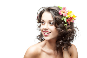 Obraz na płótnie Canvas beautiful smiling brunette girl with flowers in hair