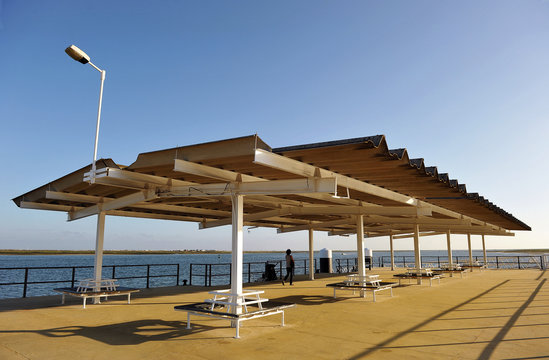 Marquesina met&aacute;lica en el puerto