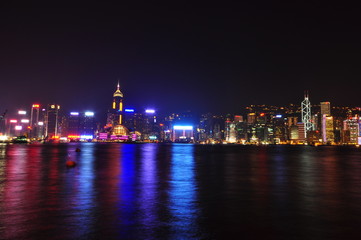 Fototapeta na wymiar Hong Kong panoramę miasta w nocy nad Victoria Harbor