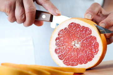 Food preparation – cutting a grapefruit