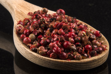 roter Pfeffer auf einem Holzlöffel