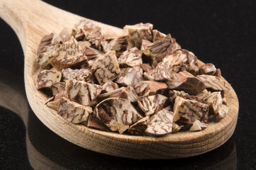 Betelnuss auf einem Kochlöffel