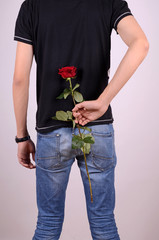 junger mann mit rose
