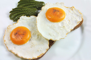 Spiegeleier mit Gurke