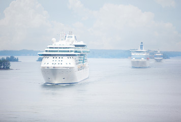 Fototapeta na wymiar Trzy duże statki pasażerskie płyną zgodnie niedaleko Sztokholmu
